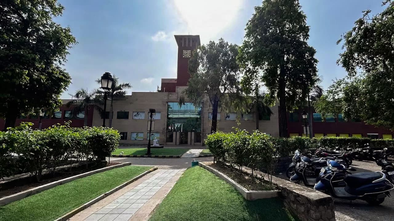 Moolchand Kharaiti Ram Hospital hospital